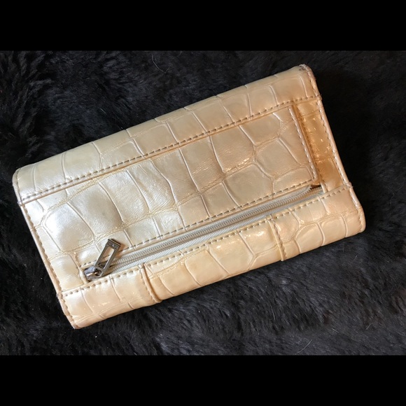 💍2/$10, 3/$15 Guess Wallet, patent leather - Picture 3 of 8